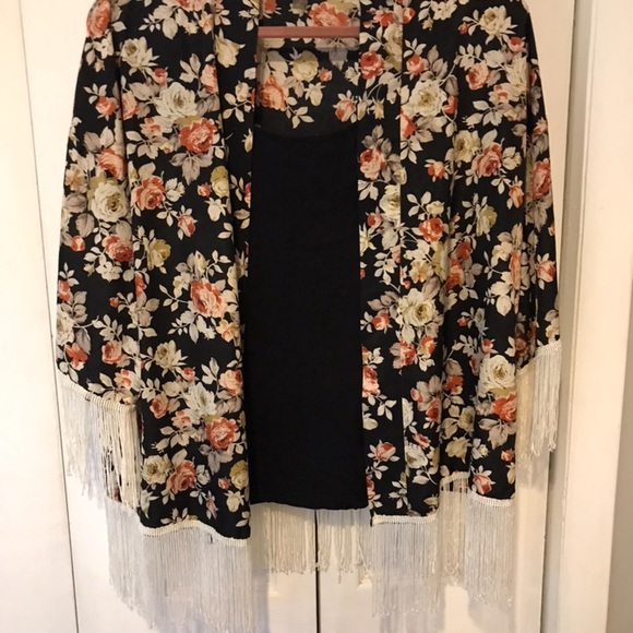 Forever 21 Floral kimono with fringes - Picture 3 of 5